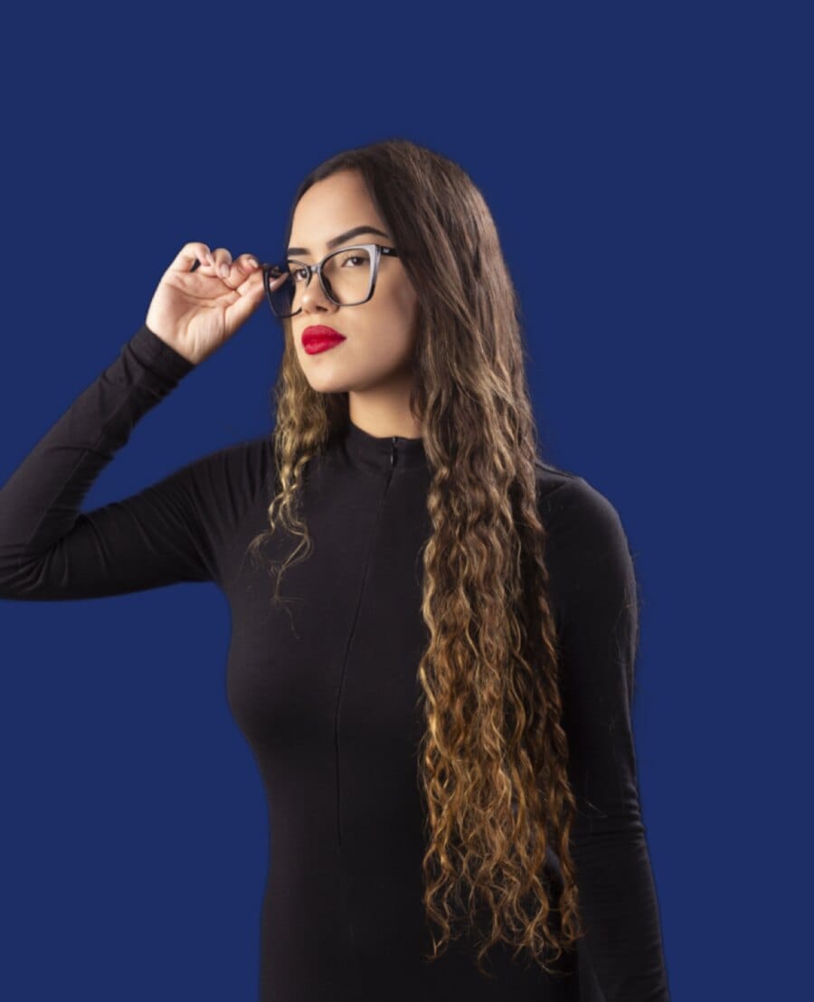 Mulher ajustando óculos de grau de armação preta