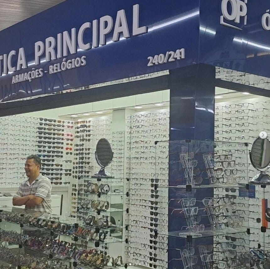Fachada da Ótica Principal nas salas 240 e 241, com paredes de armações expostas