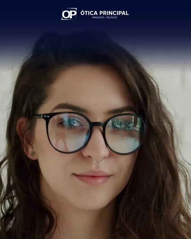 Nossas armações são projetadas para iluminar o seu estilo e provocar sorrisos onde quer que você vá. 😄 Com uma variedade de designs moderno